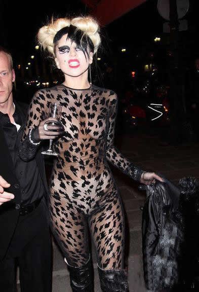 Lady Gaga穿豹纹透视装亮相巴黎