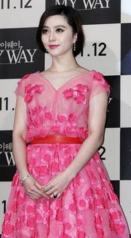《登陆之日》首尔宣传 范爷桃红纱裙清丽迷人